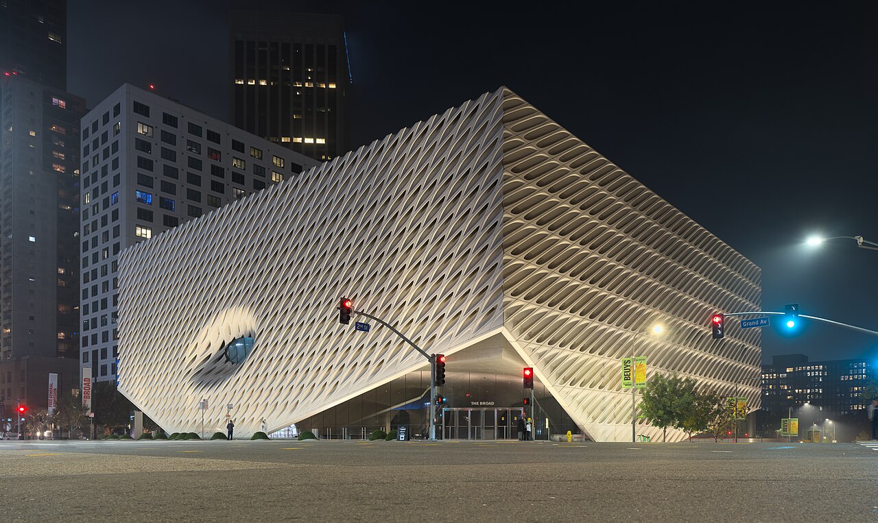 夜晚灯光下蜂巢状外立面的 The Broad
