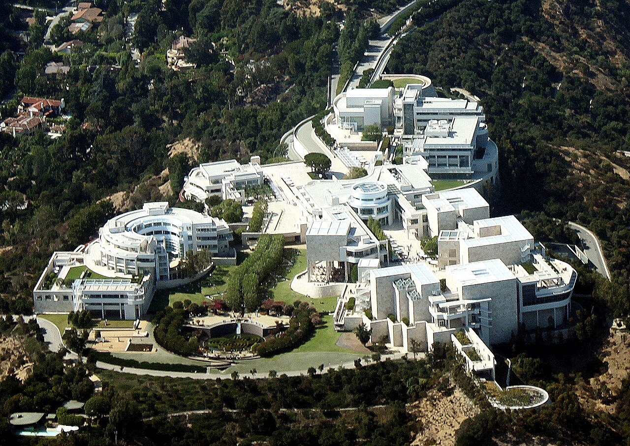 山丘上的 Getty Center 建筑群