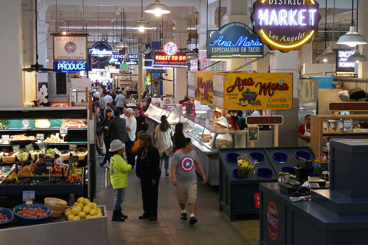 Grand Central Market 内色彩丰富的摊位招牌