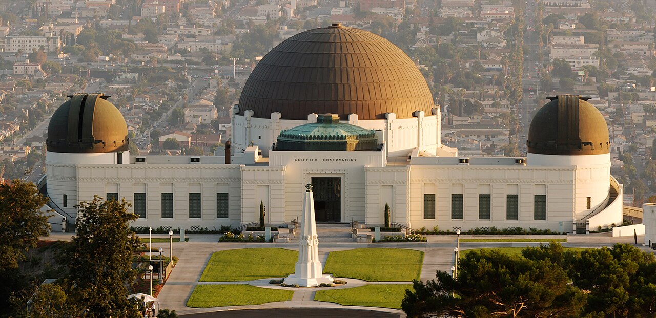 山坡上的 Griffith Observatory 白色建筑