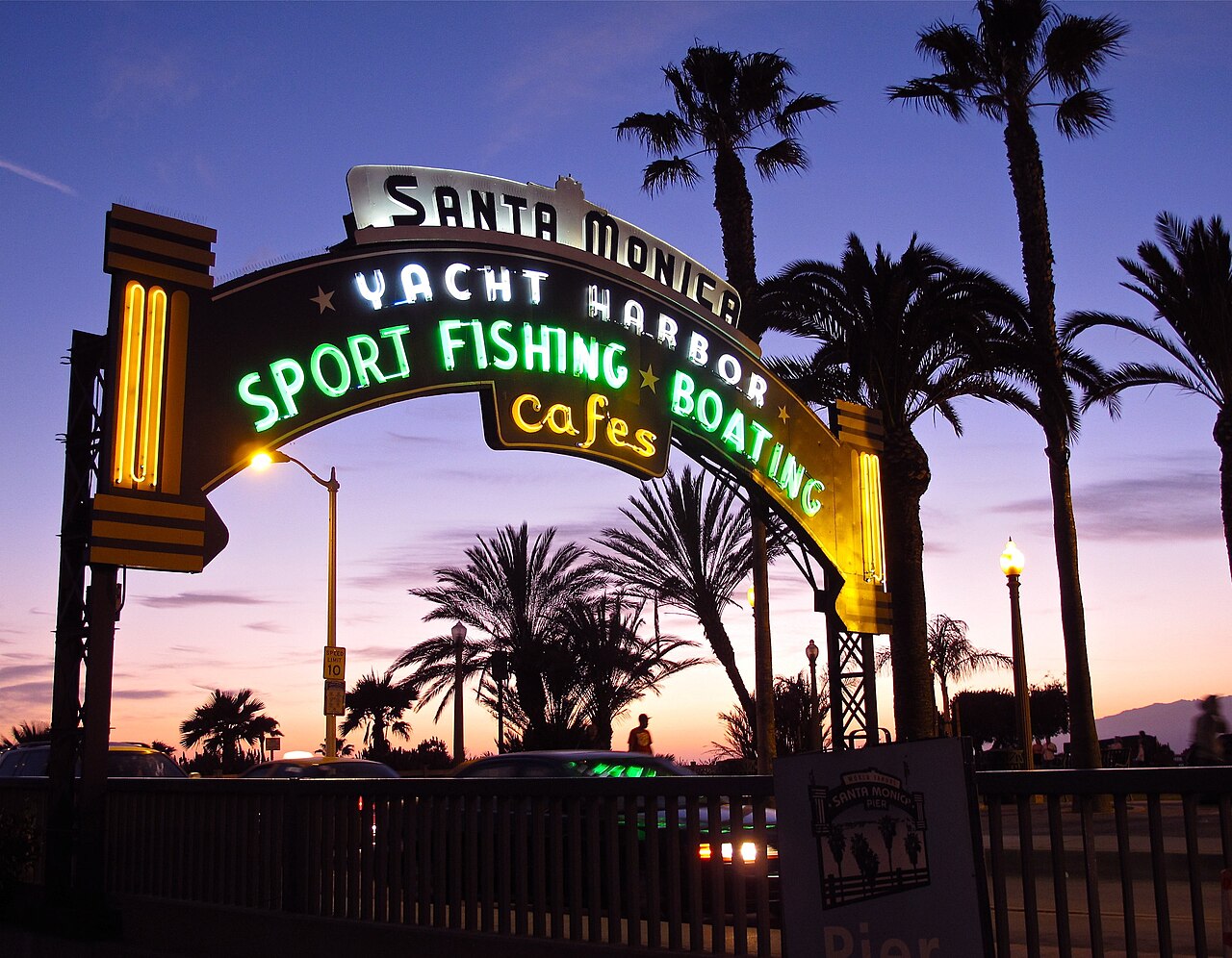 傍晚灯光下的 Santa Monica Pier 入口