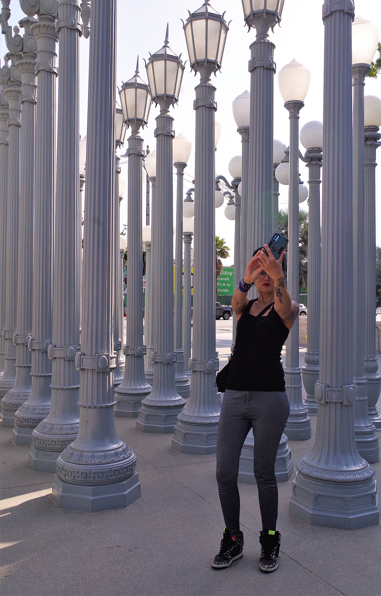 LACMA 前排列整齐并亮起的 Urban Light 路灯装置